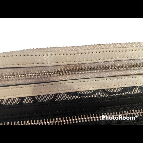 Black/Grey Coach Wristlet - Picture 4 of 4